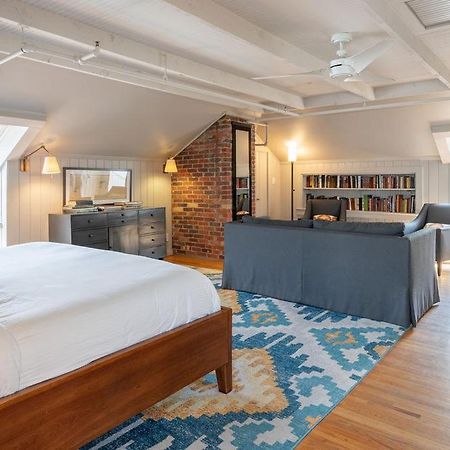 Oakhurst Inn At The University 샬러츠빌 외부 사진