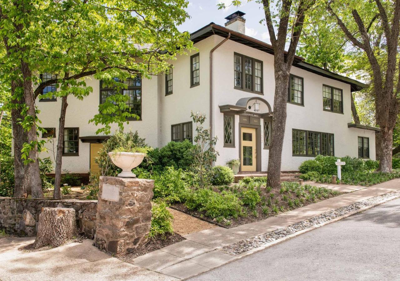 Oakhurst Inn At The University 샬러츠빌 외부 사진