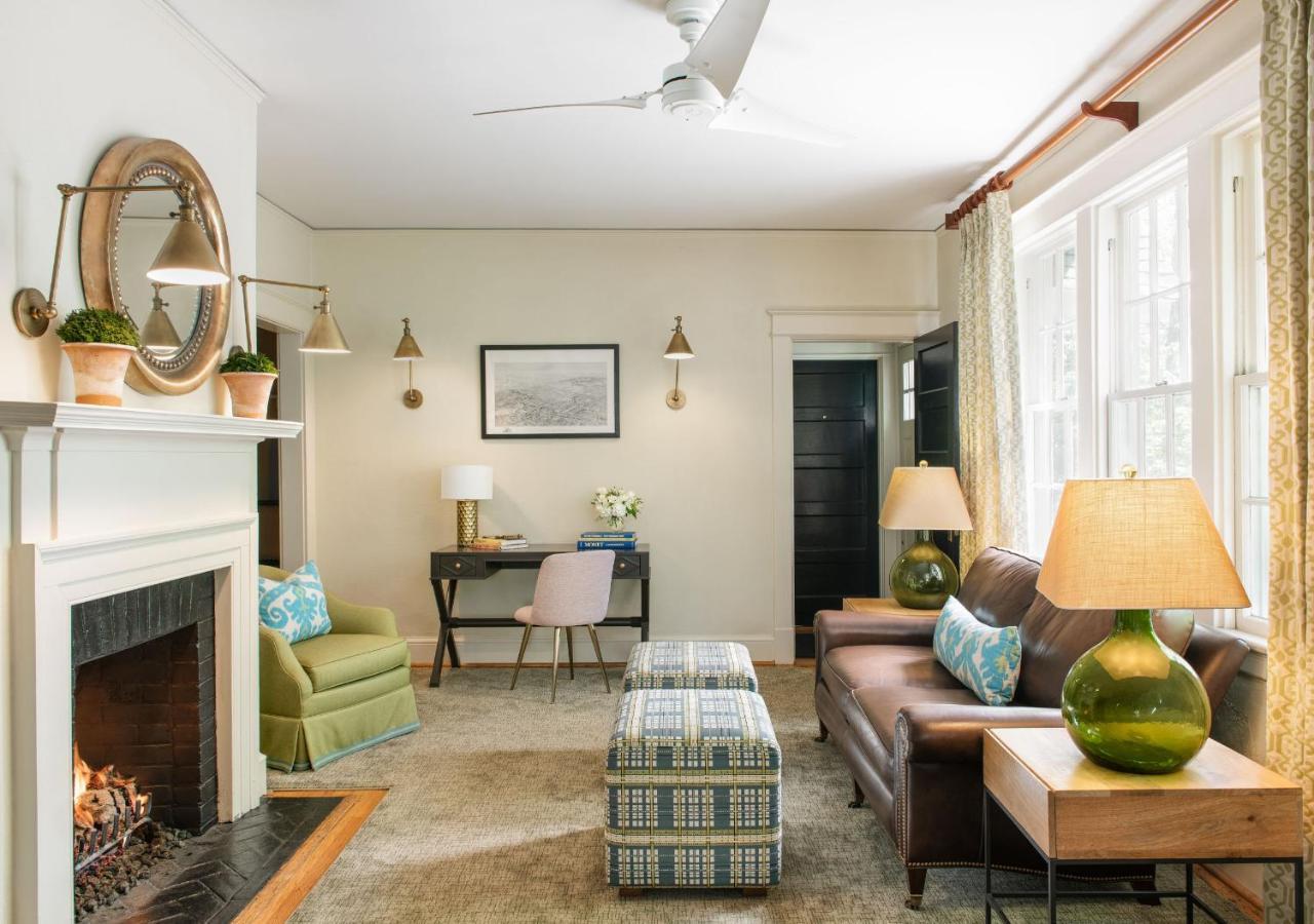 Oakhurst Inn At The University 샬러츠빌 외부 사진