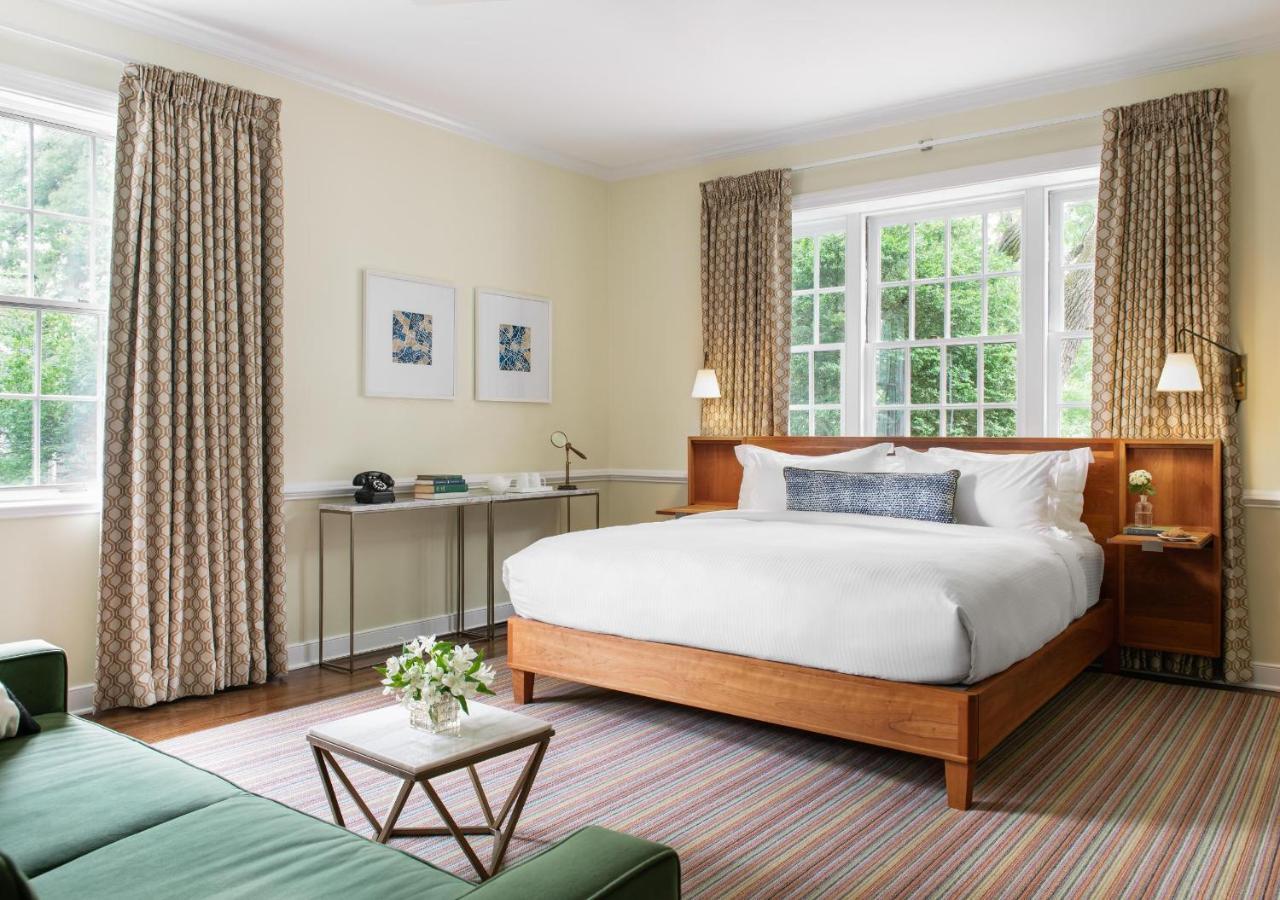 Oakhurst Inn At The University 샬러츠빌 외부 사진