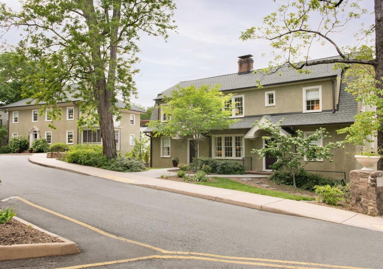 Oakhurst Inn At The University 샬러츠빌 외부 사진
