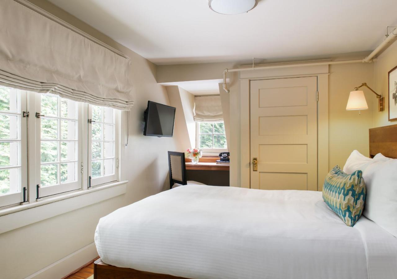 Oakhurst Inn At The University 샬러츠빌 외부 사진