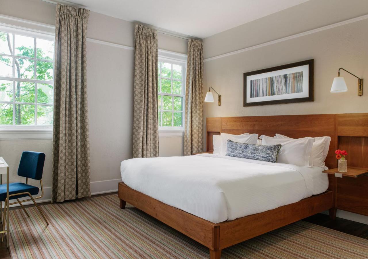 Oakhurst Inn At The University 샬러츠빌 외부 사진
