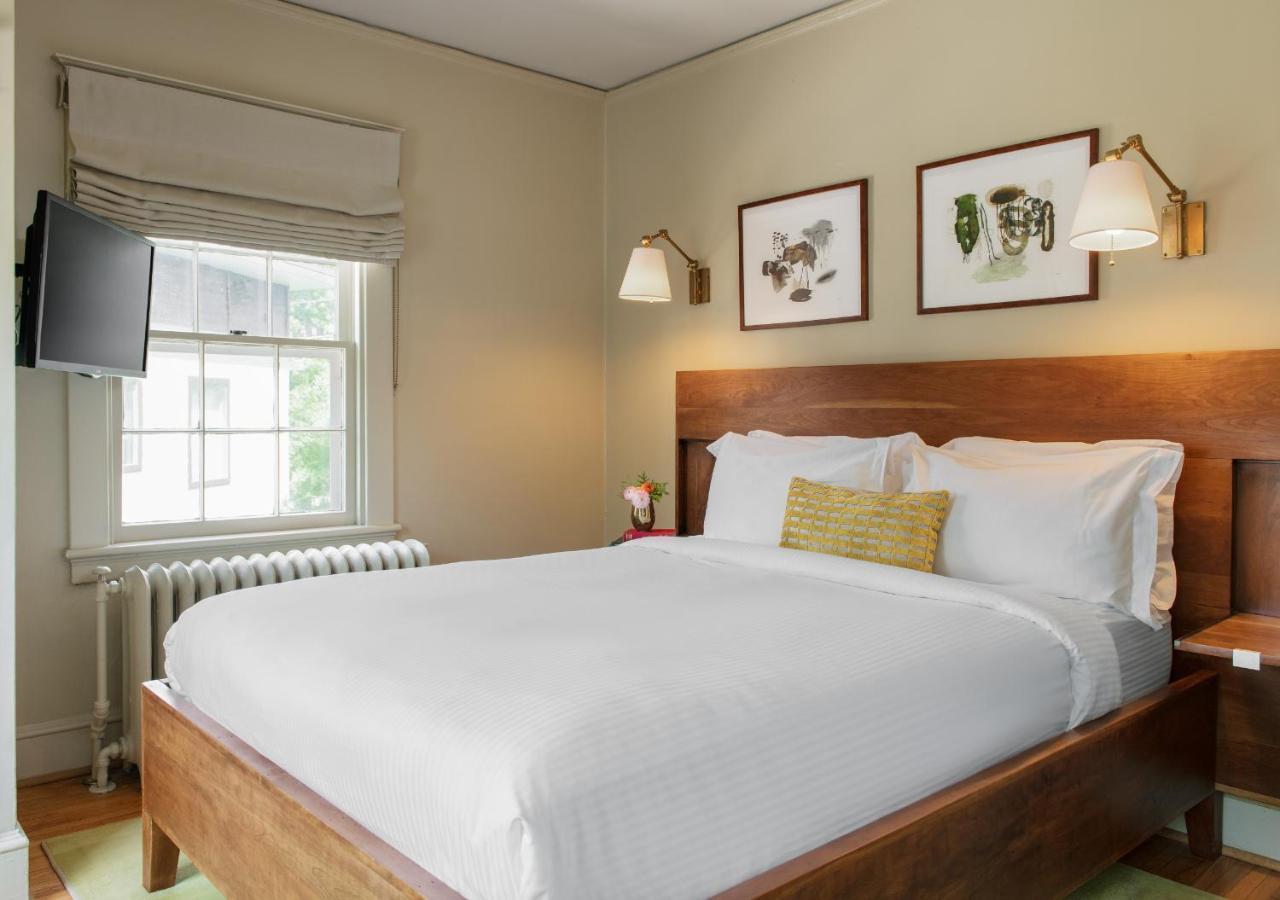 Oakhurst Inn At The University 샬러츠빌 외부 사진