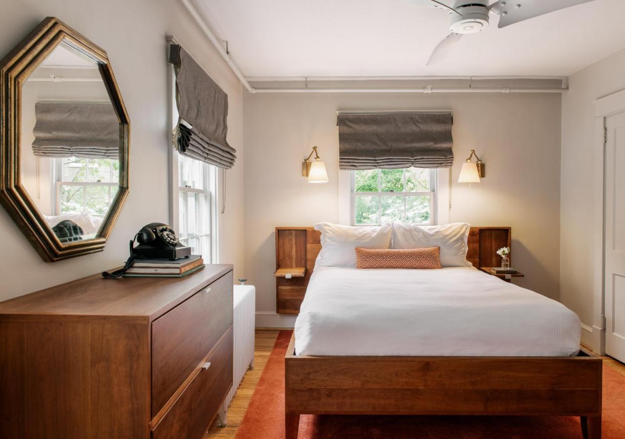 Oakhurst Inn At The University 샬러츠빌 외부 사진