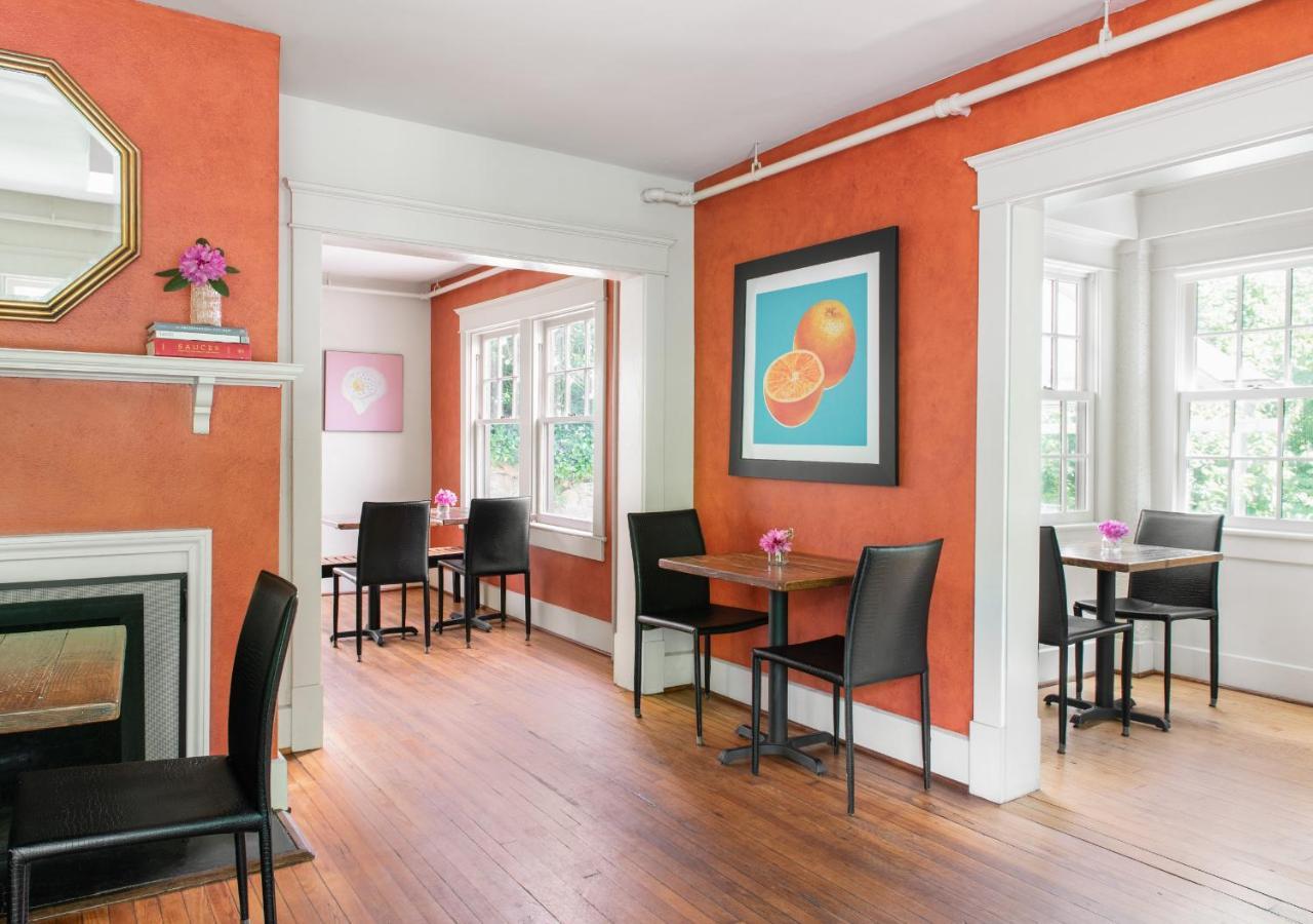 Oakhurst Inn At The University 샬러츠빌 외부 사진