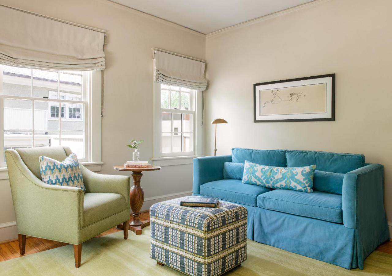 Oakhurst Inn At The University 샬러츠빌 외부 사진