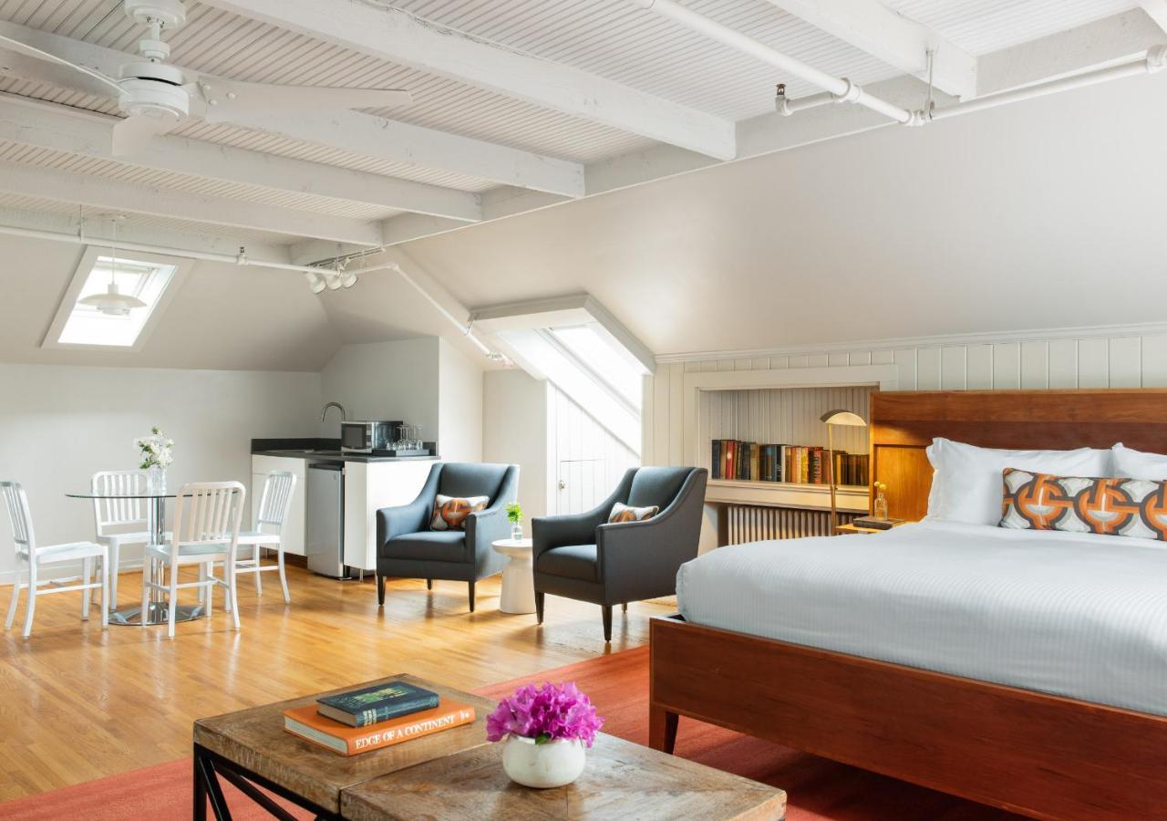 Oakhurst Inn At The University 샬러츠빌 외부 사진
