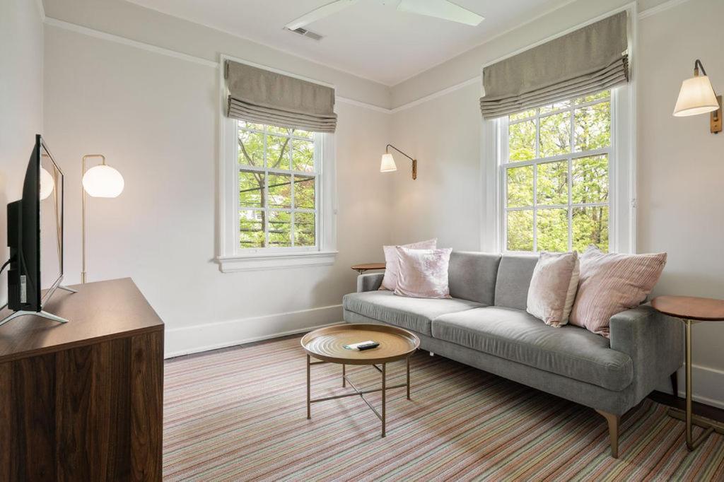 Oakhurst Inn At The University 샬러츠빌 외부 사진
