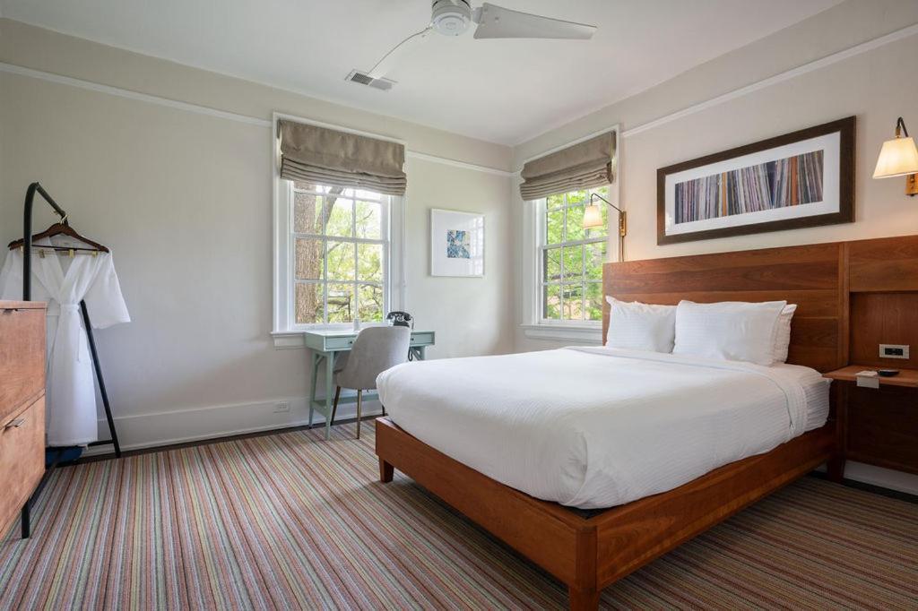 Oakhurst Inn At The University 샬러츠빌 외부 사진