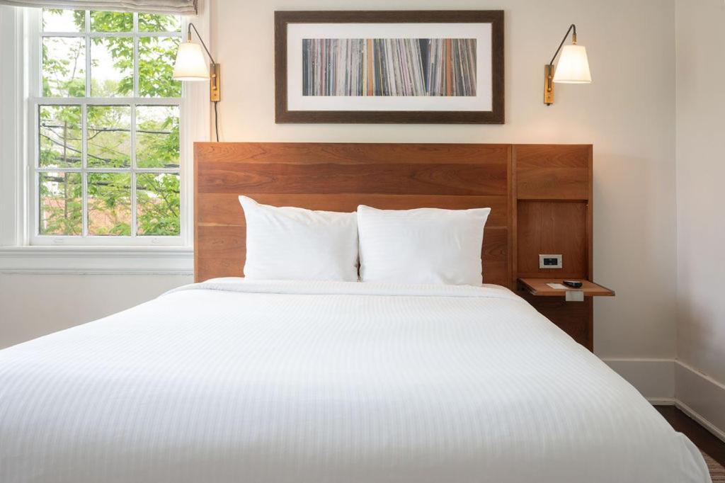 Oakhurst Inn At The University 샬러츠빌 외부 사진