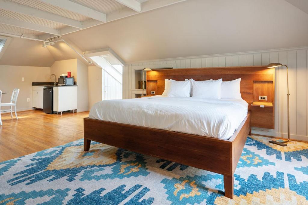 Oakhurst Inn At The University 샬러츠빌 외부 사진