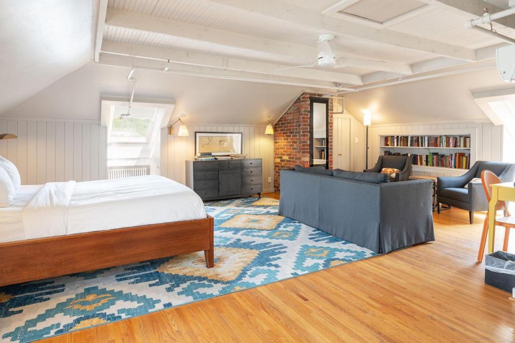Oakhurst Inn At The University 샬러츠빌 외부 사진