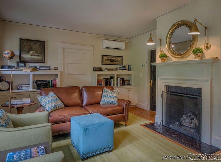 Oakhurst Inn At The University 샬러츠빌 외부 사진