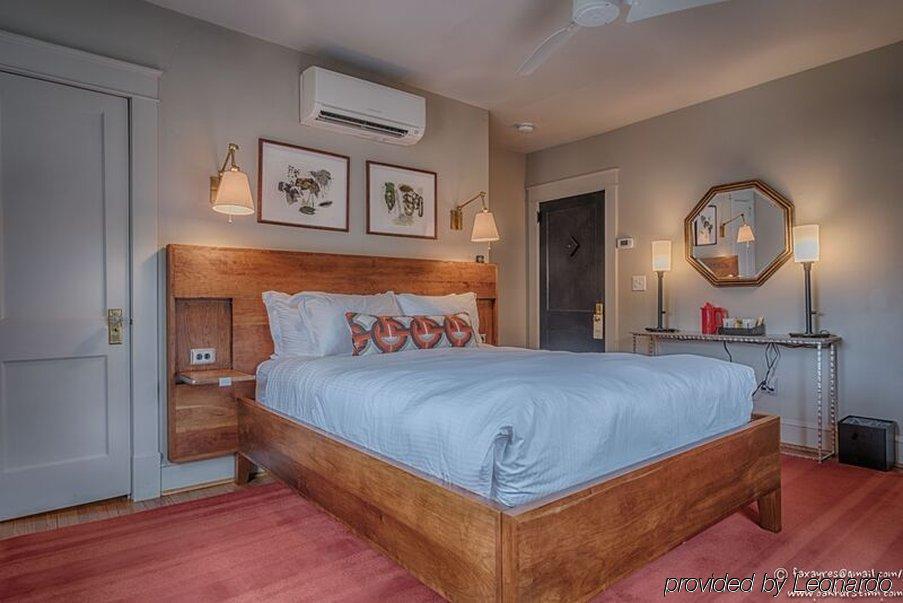Oakhurst Inn At The University 샬러츠빌 외부 사진