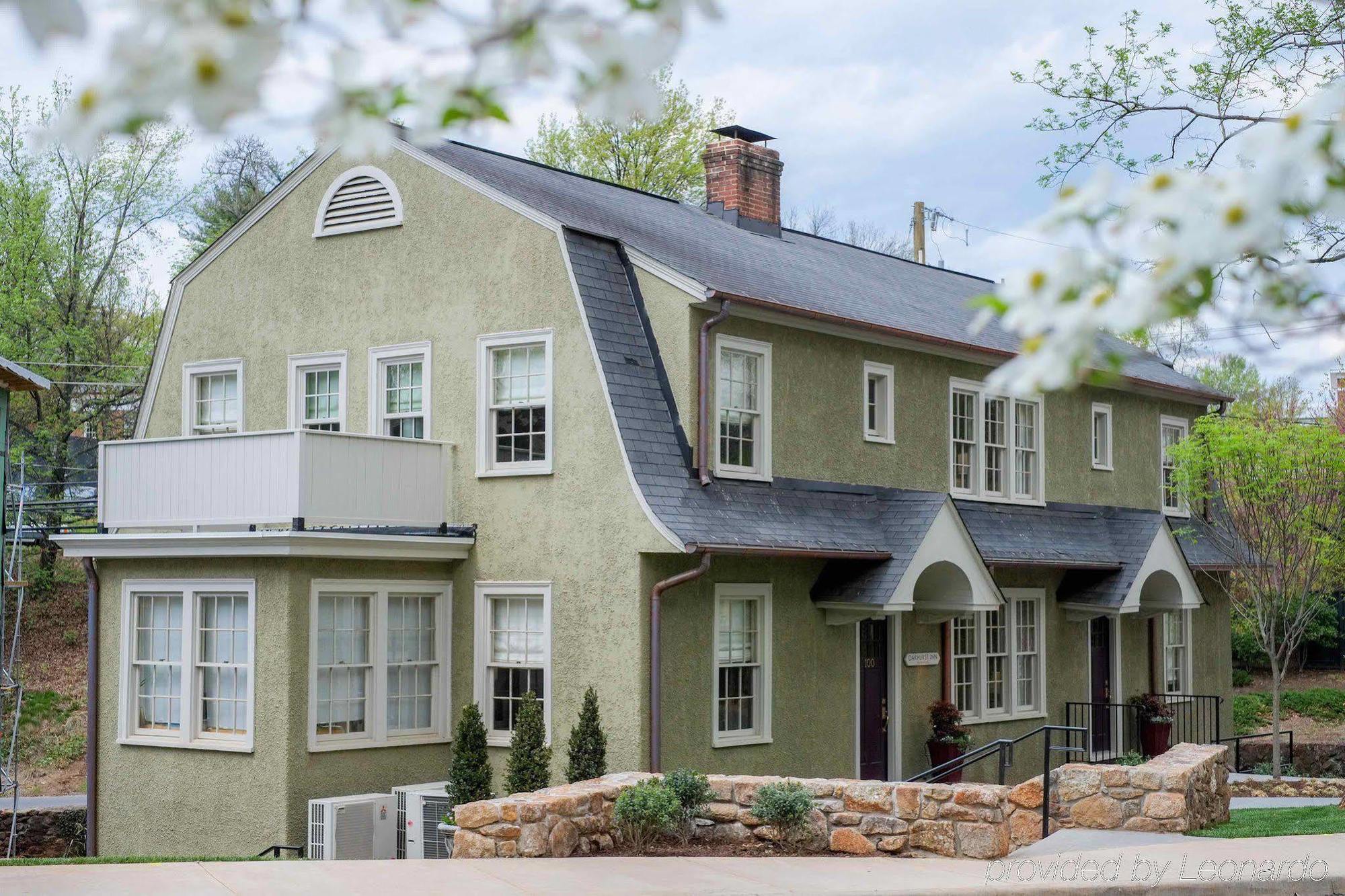 Oakhurst Inn At The University 샬러츠빌 외부 사진
