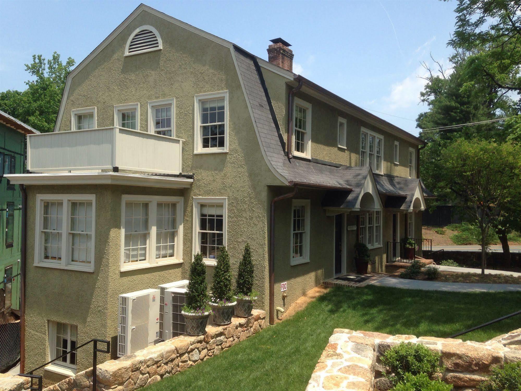 Oakhurst Inn At The University 샬러츠빌 외부 사진