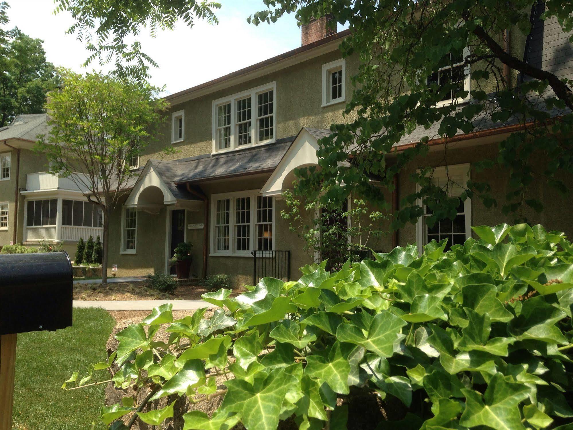 Oakhurst Inn At The University 샬러츠빌 외부 사진